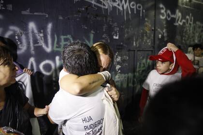Se cumplen 15 años de la tragedia de Cromañón, y varias personas se acercan a lugar para recordar a las víctimas
