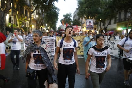 Se cumplen 15 años de la tragedia de Cromañón, y varias personas se acercan a lugar para recordar a las víctimas
