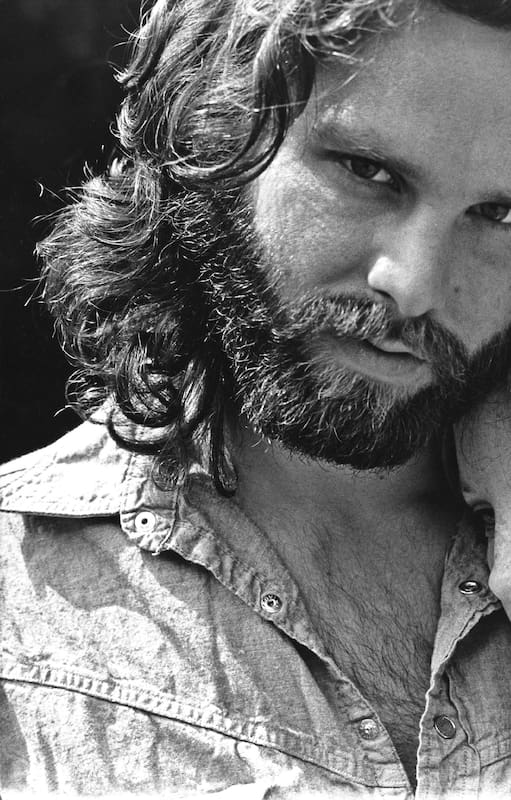 Se cumplen 50 años de la muerte de Jim Morrison, a los 27 años y en París; los rumores que aun persisten sobre su muerte