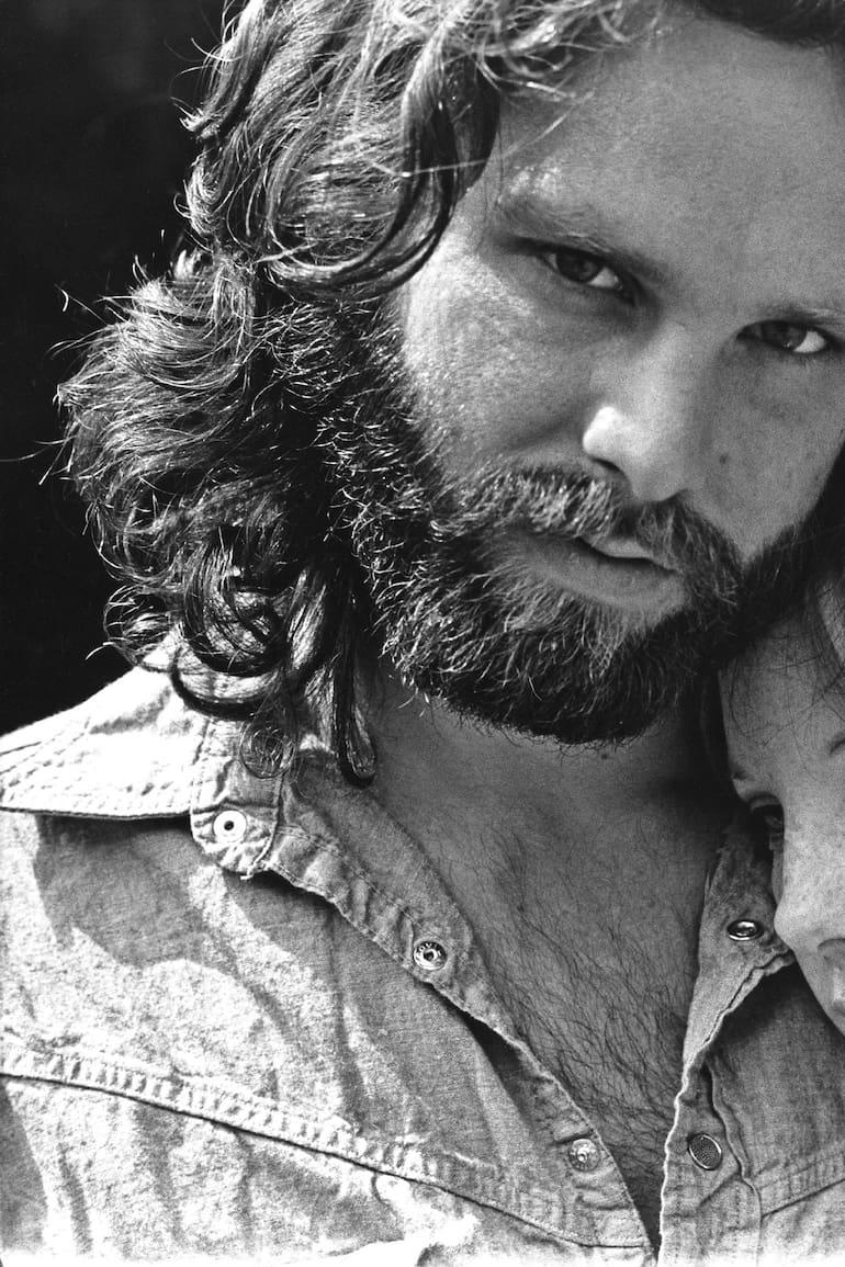Se cumplen 50 años de la muerte de Jim Morrison, a los 27 años y en París; los rumores que aun persisten sobre su muerte