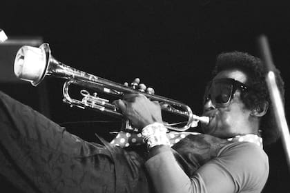 Se cumplen 50 años del explosivo álbum de Miles Davis, influenciado por Jimi Hendrix y en cuya exploración radical, junto con la consolidación de instrumentos eléctricos –¡y tres baterías!–, están las claves de su estatus de leyenda. “Davis era una estrella, pero su sagacidad le indicaba un destino