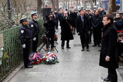 El Presidente Emmanuel Macron rinde honor a las víctimas en el Boulevard Richard-Lenoir en donde murió un policía. Más tarde se trasladó a las puertas del supermercado judío Hyper Caché, en donde continuó el acto terrorista.