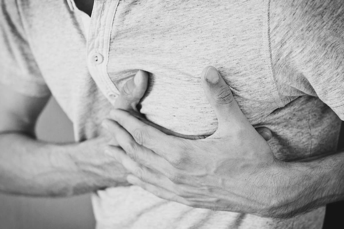 Se debe concurrir al centro de urgencias médicas dentro de la primera hora de iniciado el dolor de pecho.