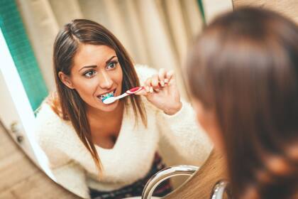 Se debe esperar entre 30 minutos y una hora después de comer un caramelo para proceder al cepillado. Créditos: Canva
