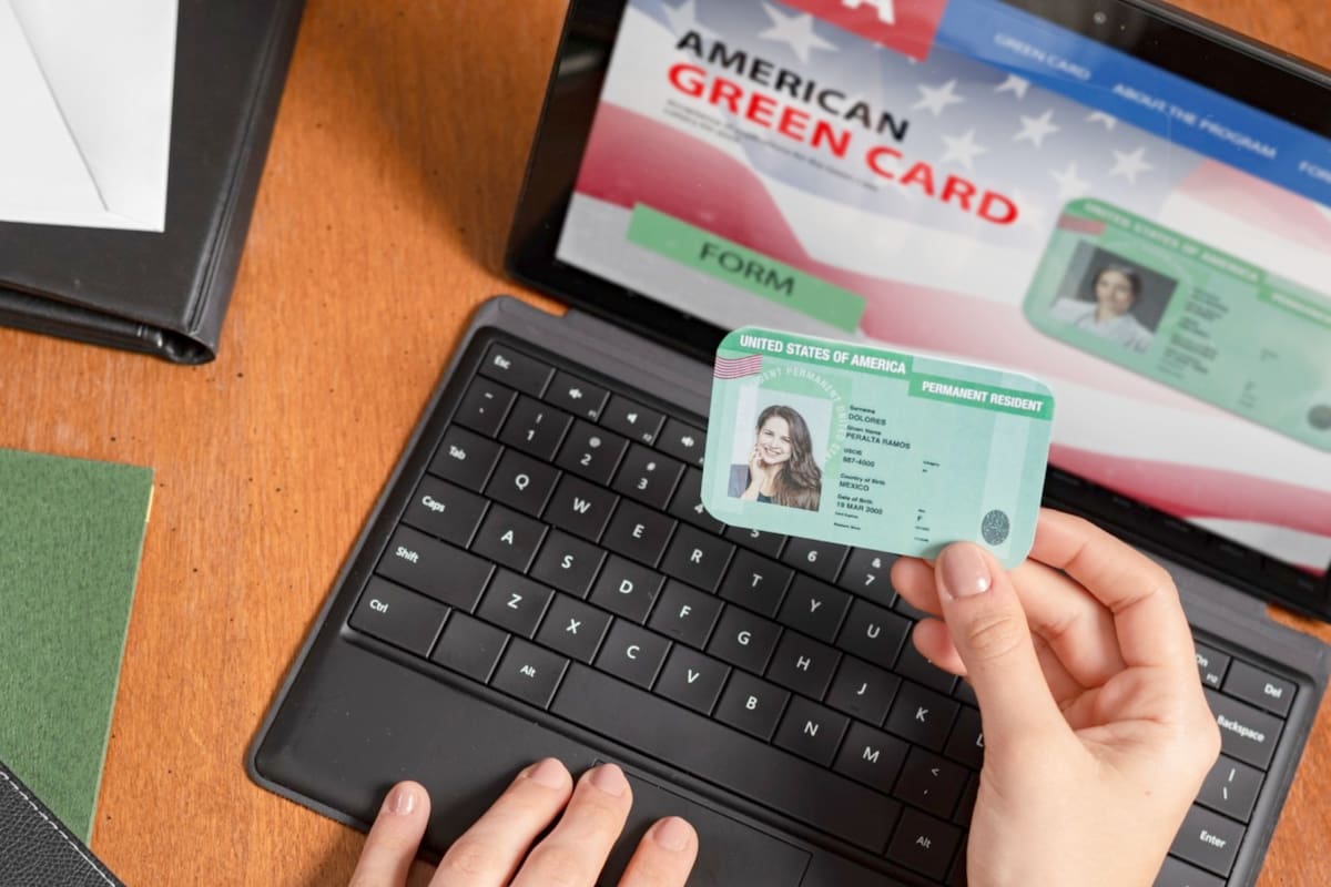 Se debe presentar ante el Uscis el formulario I-90 para reemplazar la tarjeta si se emitió una válida por diez años que ha vencido o vencerá dentro de los próximos seis meses