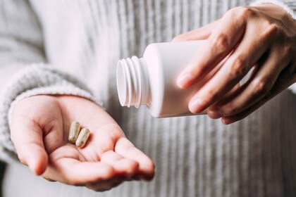 Se debe procurar evitar tomar los medicamentos directamente desde la caja de medicación