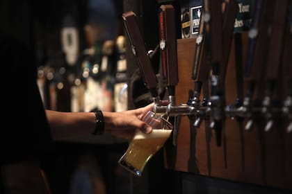 Se debe servir la cerveza determinada para que no pierda la espuma