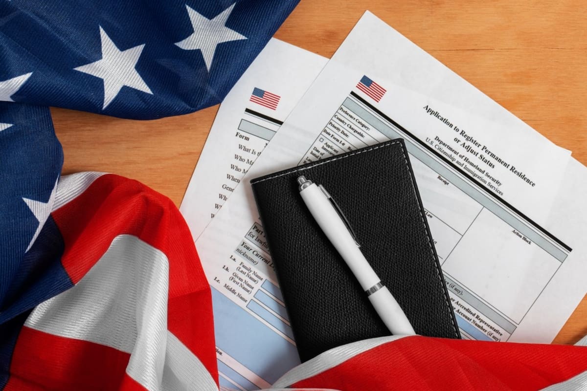 Se debe utilizar el formulario de ajuste de estatus para solicitar la residencia permanente legal si se está en Estados Unidos