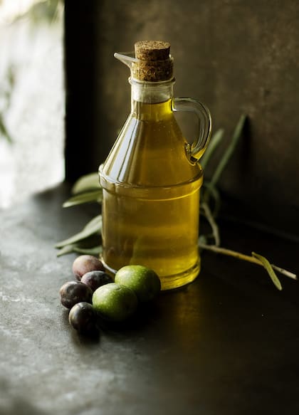 Se deben colocar tres dientes de ajo pelados y machacados en una botella con 500 mililitros de aceite de oliva junto con una rama de romero (Foto ilustrativa: PIXABAY)