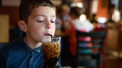 Se deben descartar otras bebidas azucaradas, incluidas las energéticas, el café y el té endulzados, si uno desea conservar su cabello