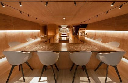 Se deberá solicitar reservación para sentarse en uno de los 14 exclusivos asientos en el restaurante Atomix