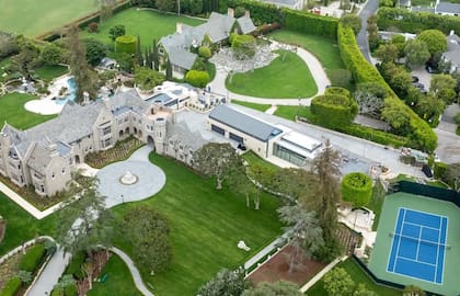 Se decía que en la icónica residencia habitaba el fantasma de una mujer que había muerto allí antes de que Hefner la comprara