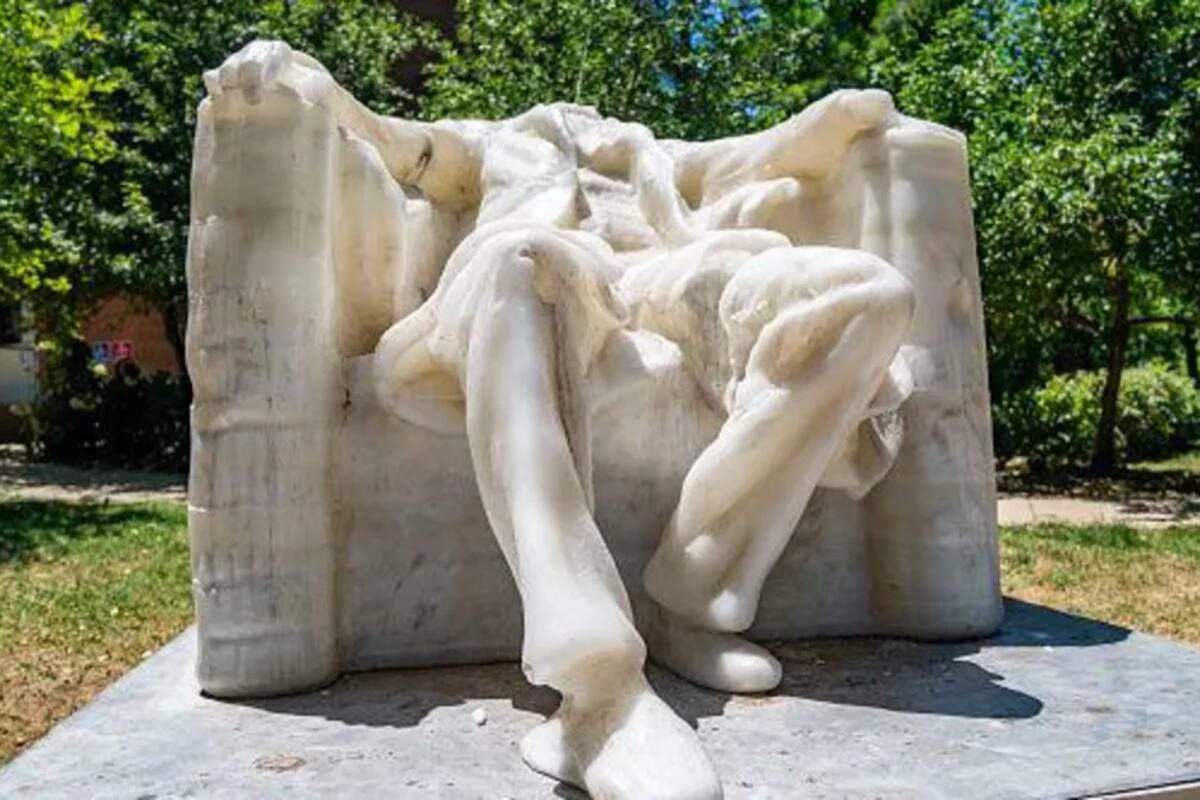Se derritió una estatua de Lincoln.