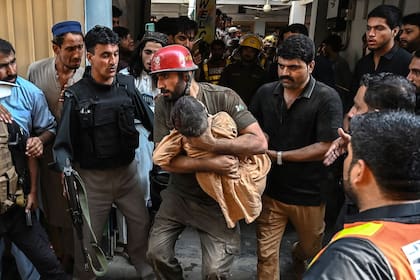 Se derrumbó el techo de una escuela en Pakistán: murieron 27 niños y un profesor.