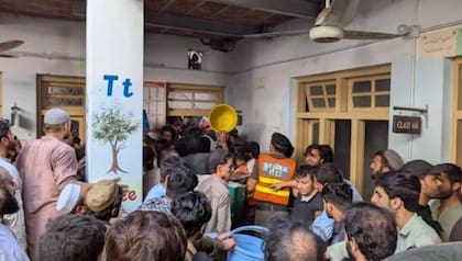 Se derrumbó el techo de una escuela en Pakistán: murieron 27 niños y un profesor.