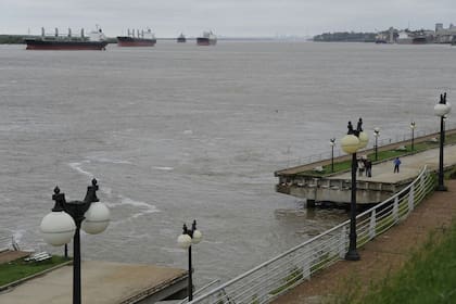 Se derrumbó la costanera de San Lorenzo arrasado por el río Paraná