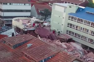 Se derrumbó un edificio de 10 pisos en Villa Gesell y hay al menos un muerto