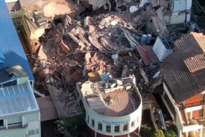 Se derrumbó un edificio de 10n pisos en Villa Gesell, policías y bomberos trabajan en la búsqueda de personas que quedaron atrapadas bajo los escombros