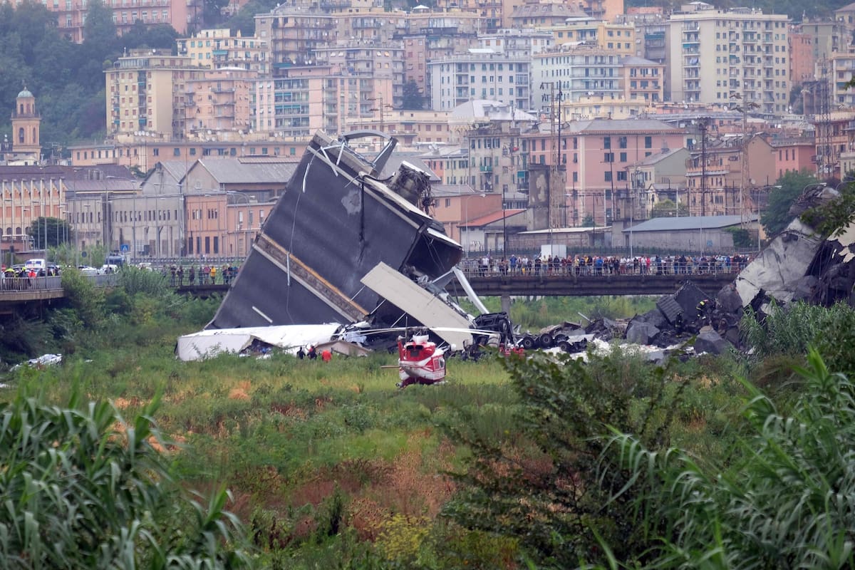 Se derrumbó un puente en Italia y cayeron varios autos al vacío: al menos 11 muertos