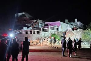 Se derrumbó una nueva casa en Mar del Tuyú: varias viviendas ubicadas sobre el frente costero se derrumban por la crecida del mar