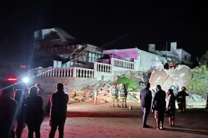 Se derrumbó una nueva casa en Mar del Tuyú: varias viviendas ubicadas sobre el frente costero se derrumban por la crecida del mar