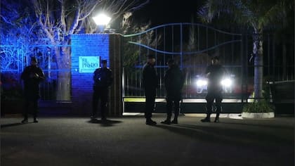 Se desarrolla un operativo policial en el cementerio en el que Lionel Messi despide a su padre