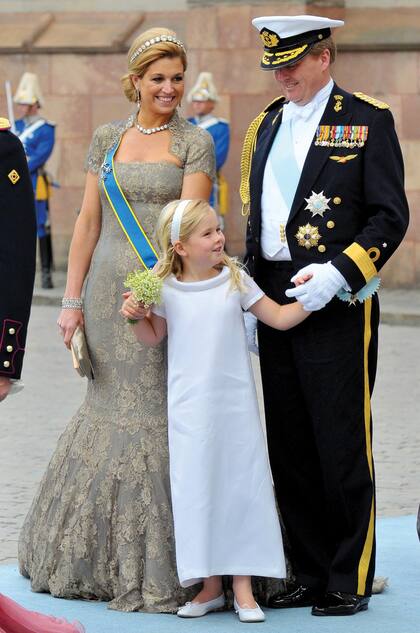 Se describe como muy romántica y ella misma reconoció que ya sabe cómo quiere que sea su traje de casamiento. A su hombre ideal, lo define como “educado y atento” y sería capaz de renunciar al trono por amor si el Parlamento no le diera su visto bueno para casarse con quien ella elija. El mes pasado, el primer ministro holandés Mark Rutte anunció que Amalia podría reinar incluso si se casara con alguien de su mismo sexo.