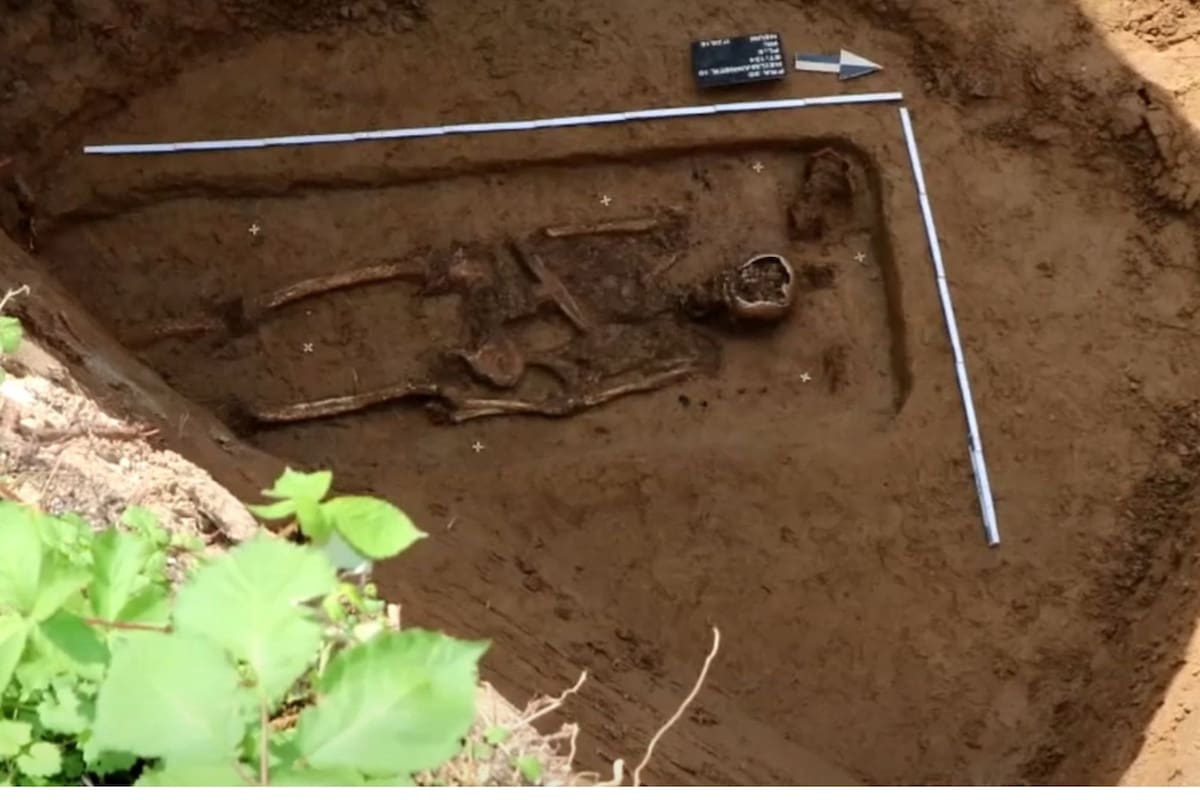 Se descubrió un cementerio romano completo. Una tumba en particular destacó, ya que contenía el esqueleto de un hombre con un pequeño amuleto de plata. (Ayuntamiento de Frankfurt-Thomas Claus Medienproduktion)
