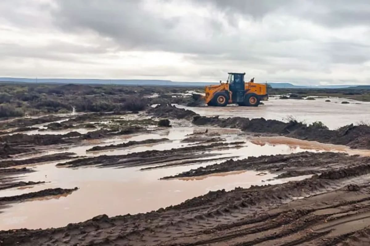 Se desplegaron maquinarias y cuadrillas para limpiar desagües y cauces, defensas y obras de contención en distintos puntos de la provincia.