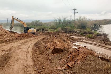 Se desplegaron maquinarias y cuadrillas para limpiar desagües y cauces, defensas y obras de contención en distintos puntos de la provincia.