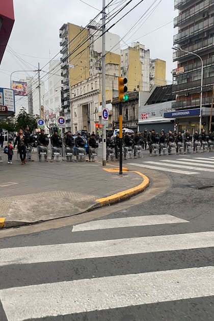 Se desplegó un amplio operativo de seguridad para evitar incidentes en la sede social, de Avellaneda.