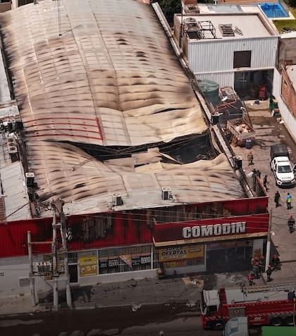 Se desplomó parte del techo del supermercado