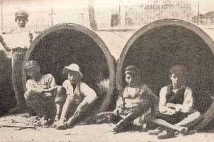 Se dice que el término "atorrante" proviene del lugar donde se resguardaban los hombres que vivían en la calle, que eran caños de agua que tenían el apellido del dueño de la compañía que los fabricaba: "A. Torrent"
