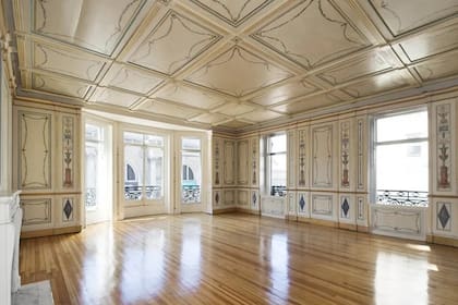 Se dice que los recubrimientos de este salón habitación fueron tallados a mano.