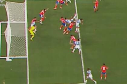 Se dieron a conocer los audios del VAR previo al gol de la Argentina