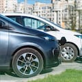 Manejar 100km con un auto naftero o en un 100% eléctrico: cuál es más barato
