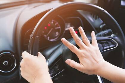 Se dispondrá un refuerzo de la presencia policial en las áreas de alto volumen de accidentes con el fin de hacer cumplir las leyes de conducción distraída. Canva
