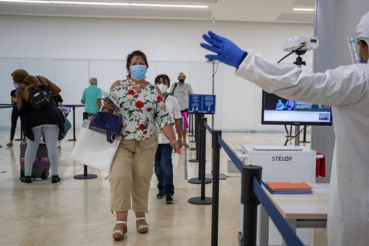 Se elaboraron protocolos para 11 industrias de viajes y turismo, incluyendo los aeropuertos, como los que se cumplen aquí en Cancún, México.