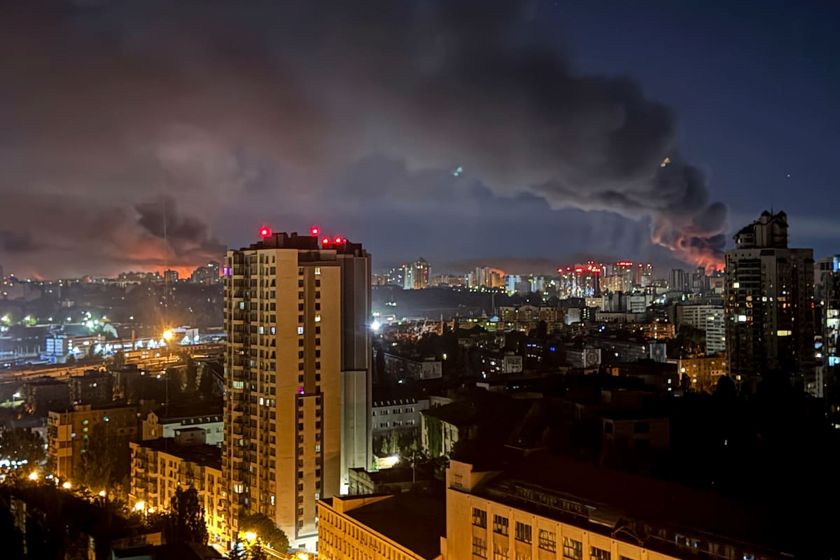 Se eleva humo tras un ataque ruso en Kiev, Ucrania, el viernes 4 de julio de 2025