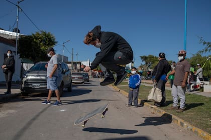 Jóvenes practican skate en las calles de la Villa Itatí