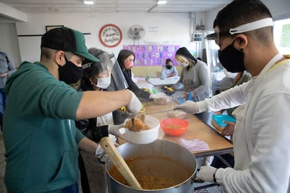 La Cooperativa de Cartoneros entrega alimentos a los vecinos en la Villa Itatí de Bernal