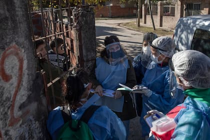 Personal de salud recorre la Villa La Fe en el partido de Lanús en busca de posibles casos de Covid-19. El equipo conformado por personal municipal y de la provincia también realizó vacunación antigripal