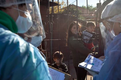 Personal de salud recorre la Villa La Fe en el partido de Lanús en busca de posibles casos de Covid-19. El equipo conformado por personal municipal y de la provincia también realizó vacunación antigripal