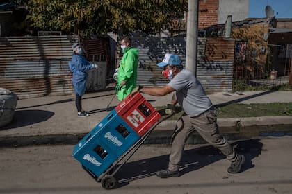 Personal de salud recorre la Villa La Fe en el partido de Lanús en busca de posibles casos de Covid-19. El equipo conformado por personal municipal y de la provincia también realizó vacunación antigripal