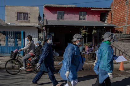 Personal de salud recorre la Villa La Fe en el partido de Lanús en busca de posibles casos de Covid-19. El equipo conformado por personal municipal y de la provincia también realizó vacunación antigripal