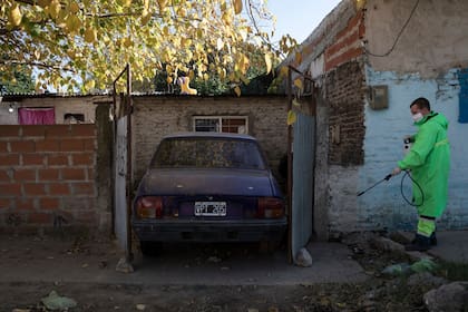 Las tareas de fumigación en la Villa La Fe de Lanús