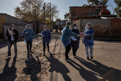 Personal de salud recorre la Villa La Fe en el partido de Lanús en busca de posibles casos de Covid-19. El equipo conformado por personal municipal y de la provincia también realizó vacunación antigripal