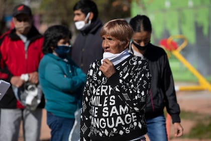 La Cooperativa de Cartoneros entrega alimentos a los vecinos en la Villa Itatí de Bernal