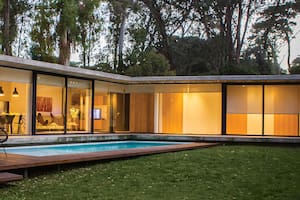 Se eligieron cortinas sistema roller blancas para toda la casa: en los dormitorios son blackout, pero en el pasillo son de tela ‘Sunscreen’ que permiten ver el paisaje desde adentro.
