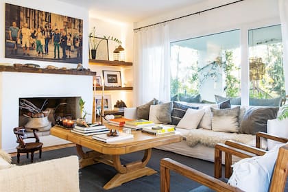 Atención al detalle: tanto la tapa de la chimenea como los estantes son de quebracho.